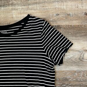 Old Navy Every Wear short sleeve striped tee - size Large